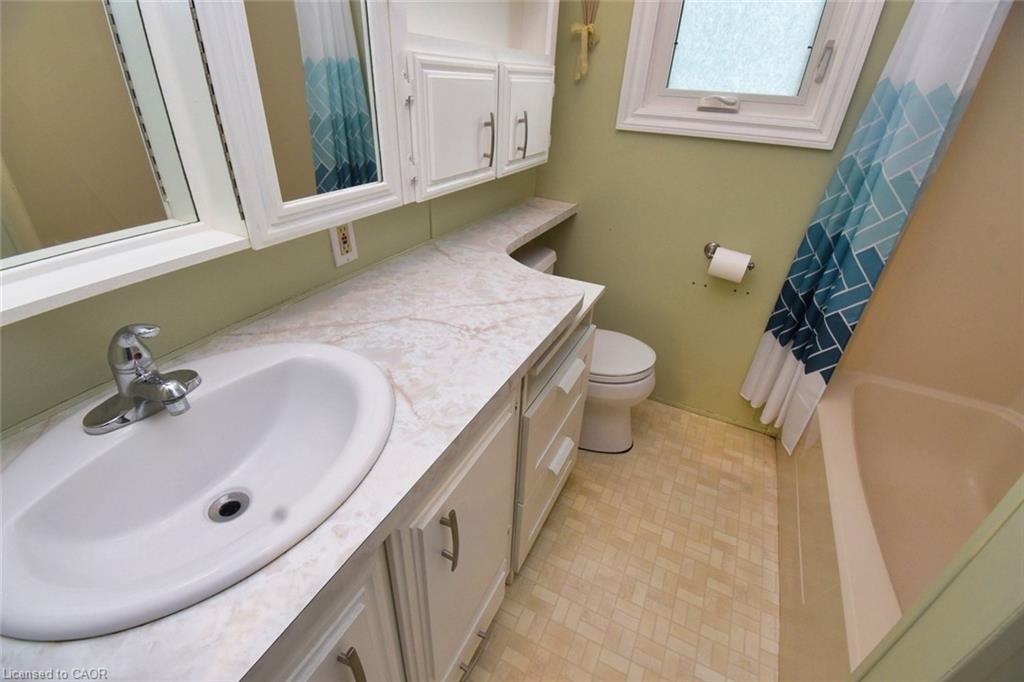 77-1085 10Th Concession Road W, Flamborough, ON - Indoor Photo Showing Bathroom