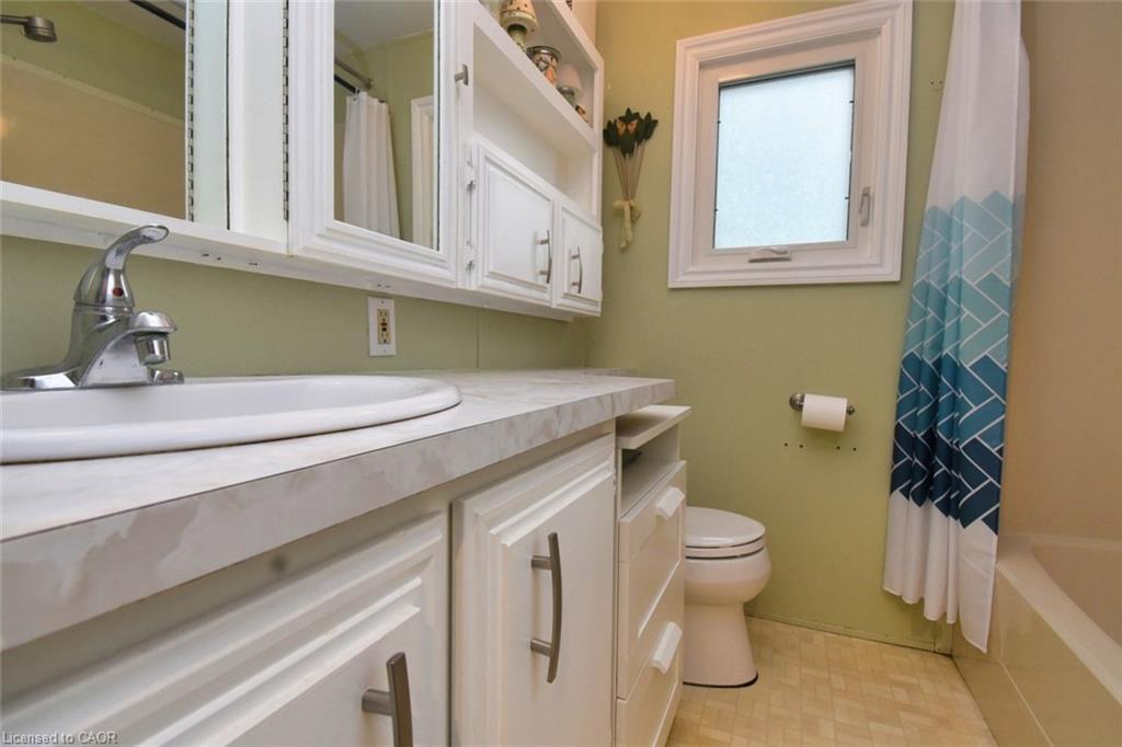 77-1085 10Th Concession Road W, Flamborough, ON - Indoor Photo Showing Bathroom