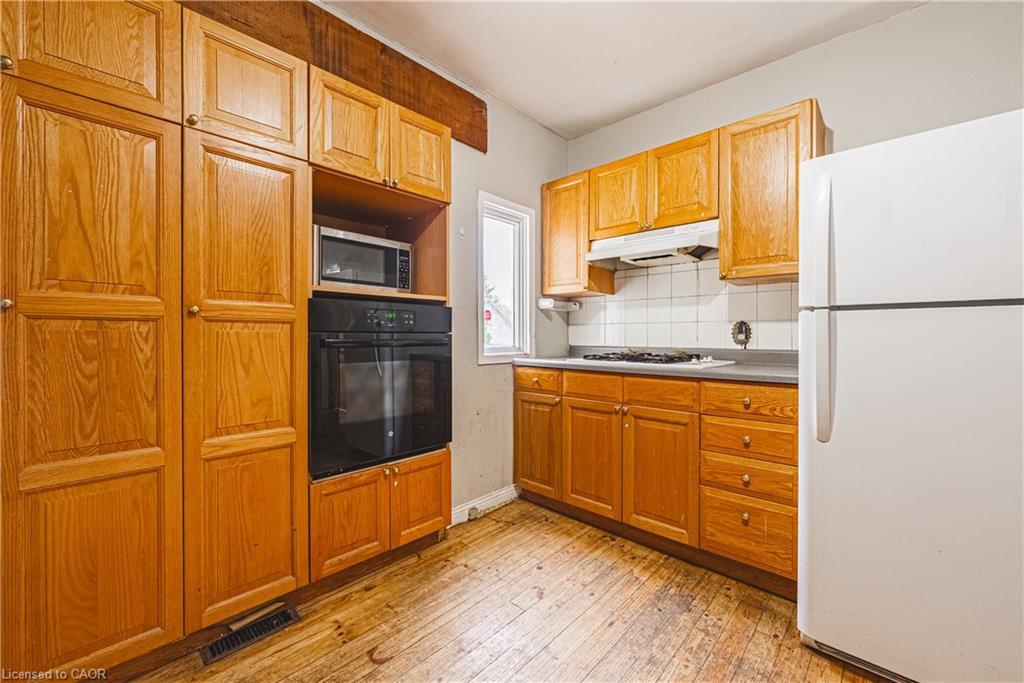 70 Hillview Street, Hamilton, ON - Indoor Photo Showing Kitchen