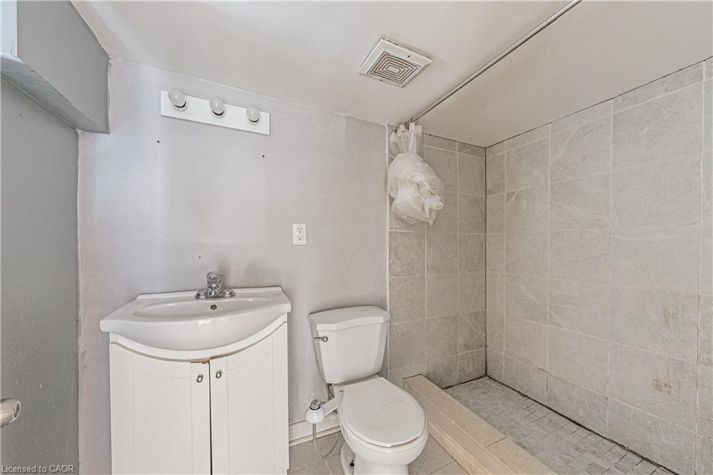 70 Hillview Street, Hamilton, ON - Indoor Photo Showing Bathroom