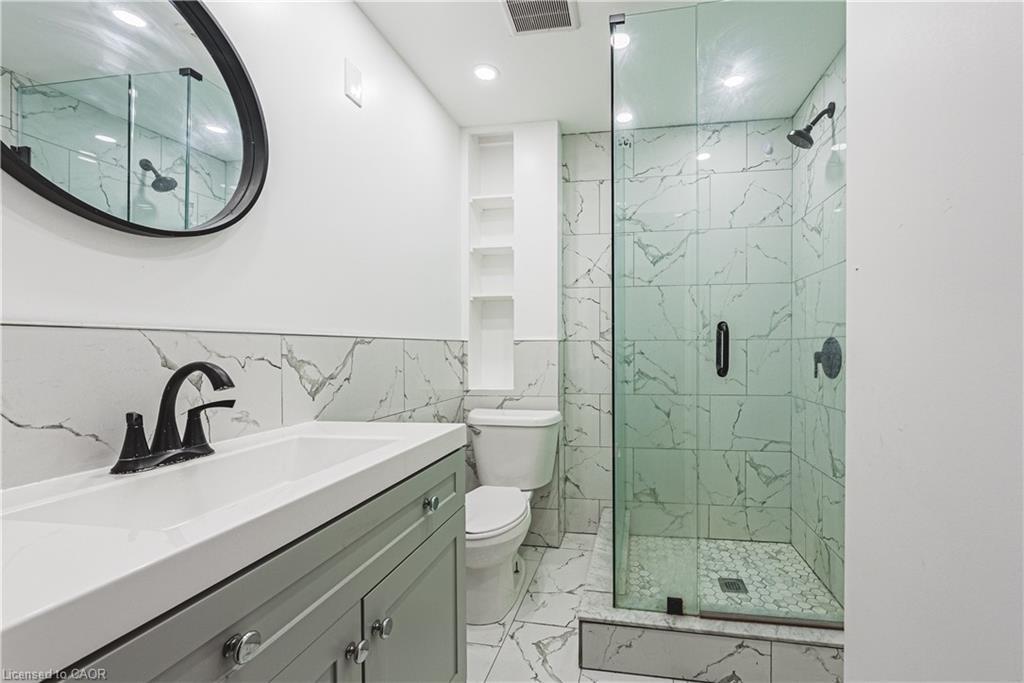 70 Hillview Street, Hamilton, ON - Indoor Photo Showing Bathroom