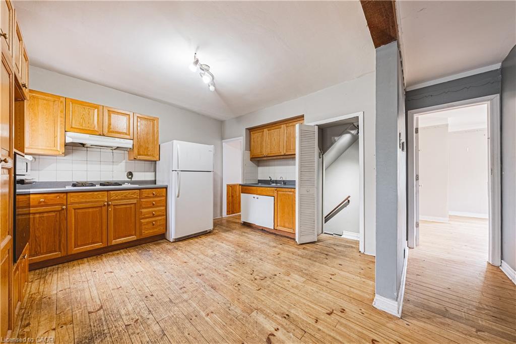 70 Hillview Street, Hamilton, ON - Indoor Photo Showing Kitchen