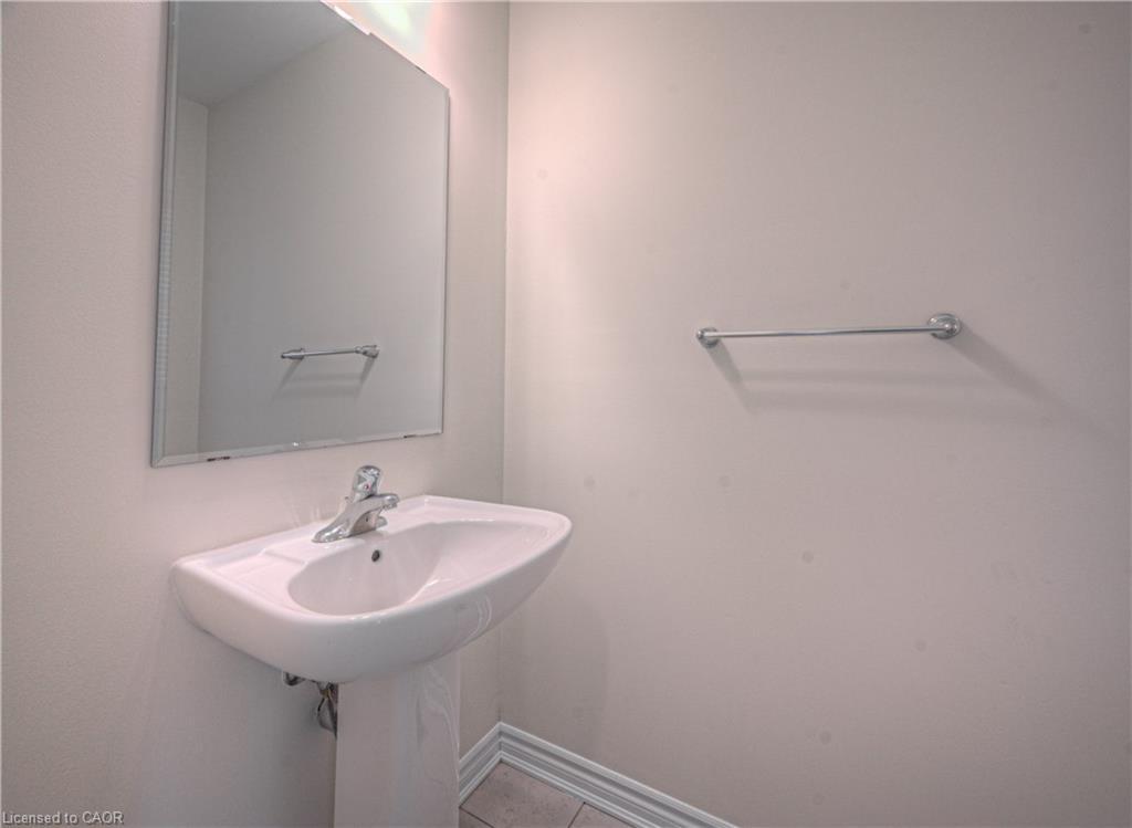 32-19 Ridge Road, Cambridge, ON - Indoor Photo Showing Bathroom