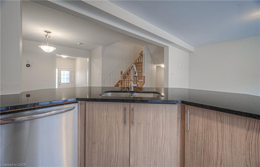 32-19 Ridge Road, Cambridge, ON - Indoor Photo Showing Kitchen