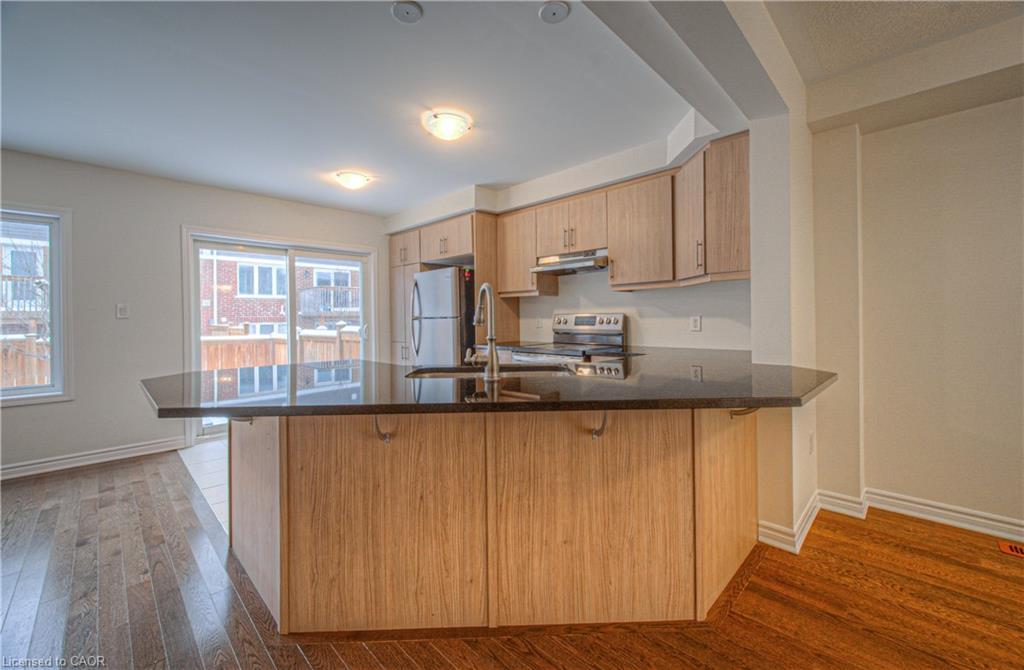 32-19 Ridge Road, Cambridge, ON - Indoor Photo Showing Kitchen
