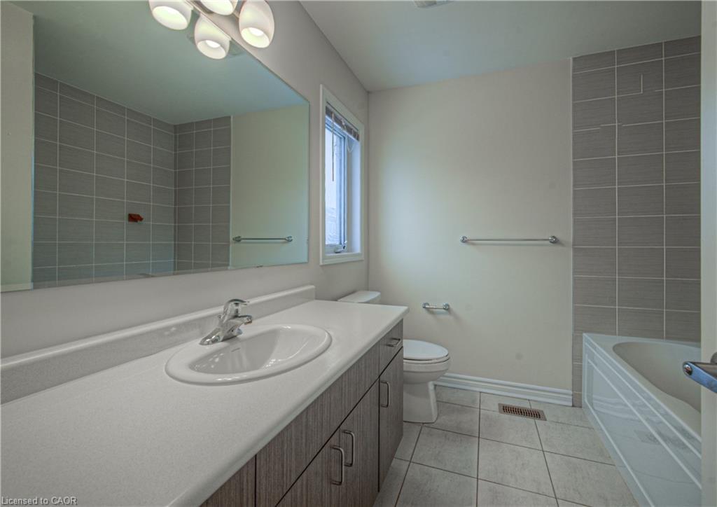 32-19 Ridge Road, Cambridge, ON - Indoor Photo Showing Bathroom