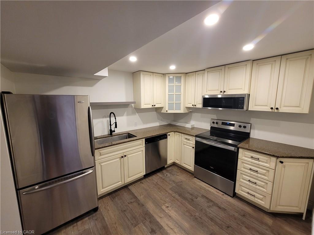 2-75 Edwina Court, Hamilton, ON - Indoor Photo Showing Kitchen
