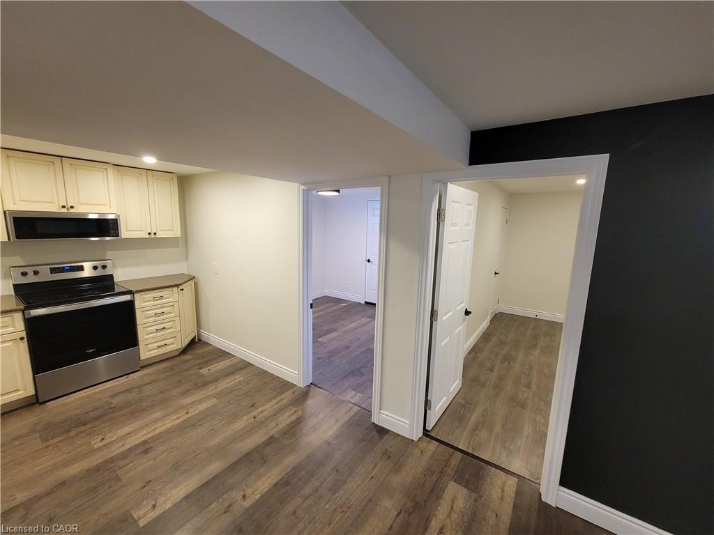 2-75 Edwina Court, Hamilton, ON - Indoor Photo Showing Kitchen