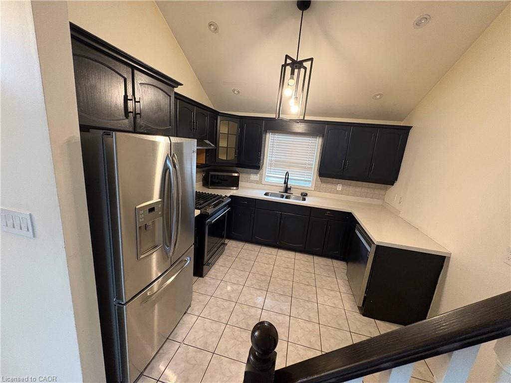 Upper-35 Melrose Place, Guelph, ON - Indoor Photo Showing Kitchen With Double Sink