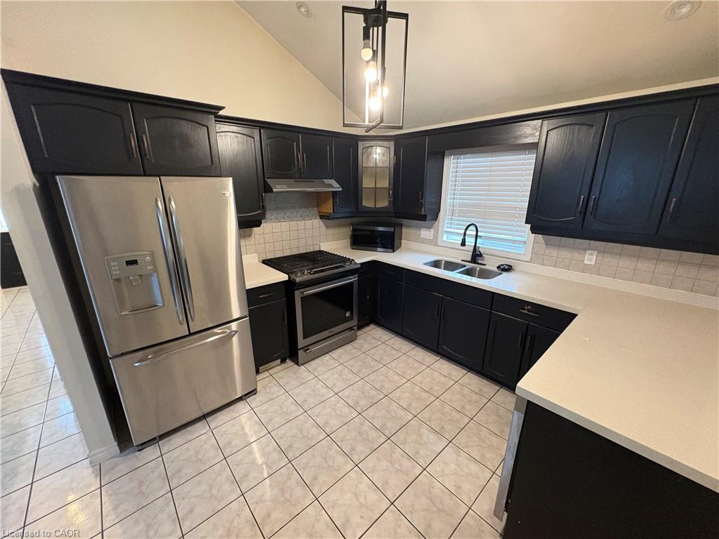 Upper-35 Melrose Place, Guelph, ON - Indoor Photo Showing Kitchen With Double Sink