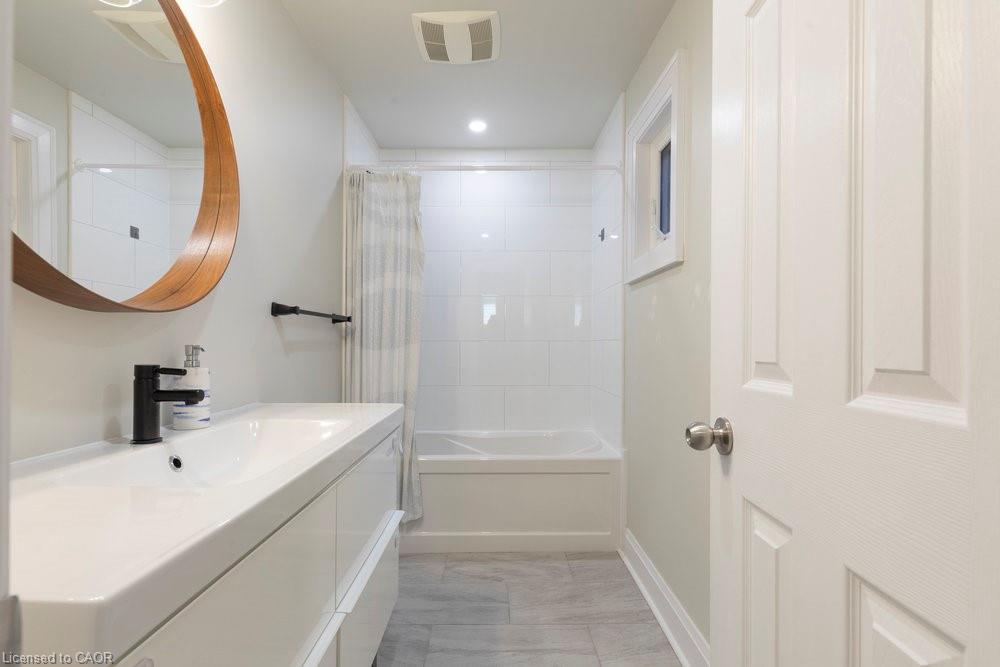 35 Ferrie Street W, Hamilton, ON - Indoor Photo Showing Bathroom