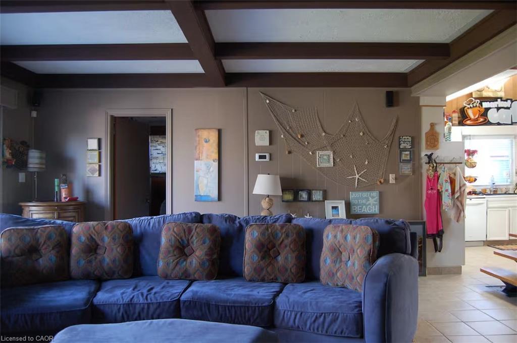 109 Ordnance Avenue, Turkey Point, ON - Indoor Photo Showing Living Room