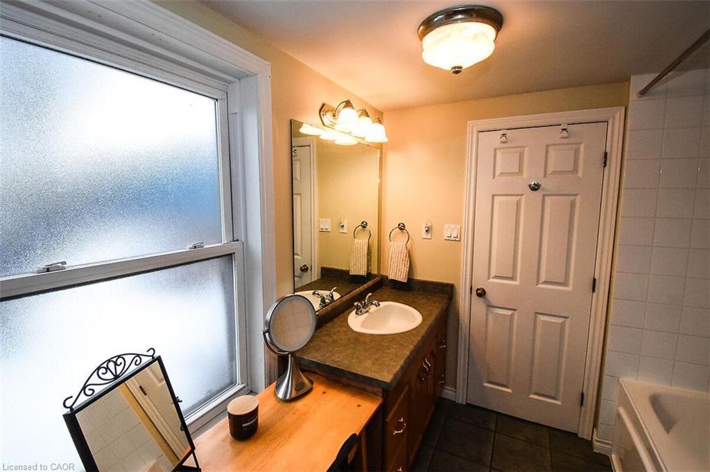 16 Land Street N, Hamilton, ON - Indoor Photo Showing Bathroom