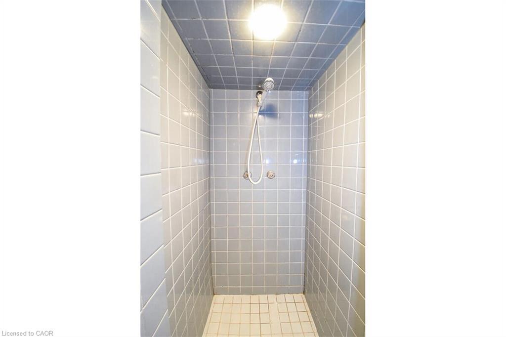 16 Land Street N, Hamilton, ON - Photo Showing Bathroom