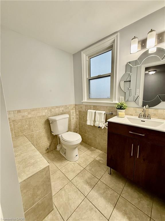 145 Brantdale Avenue, Hamilton, ON - Indoor Photo Showing Bathroom