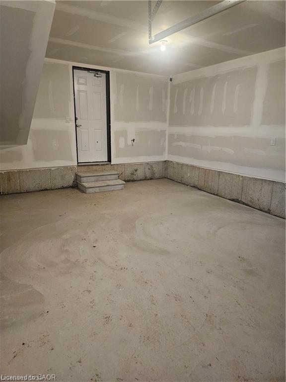 65 Melody Lane, Thorold, ON - Indoor Photo Showing Garage