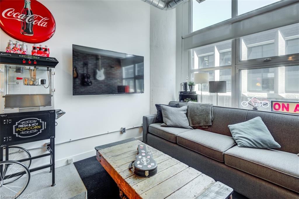 826-155 Dalhousie Street, Toronto, ON - Indoor Photo Showing Living Room