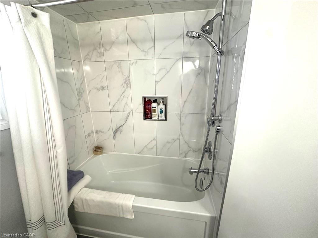 50 Teak Street, Hamilton, ON - Indoor Photo Showing Bathroom