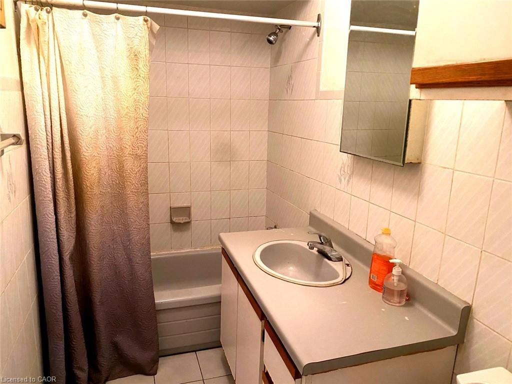 140 Stewartdale Avenue, Hamilton, ON - Indoor Photo Showing Bathroom