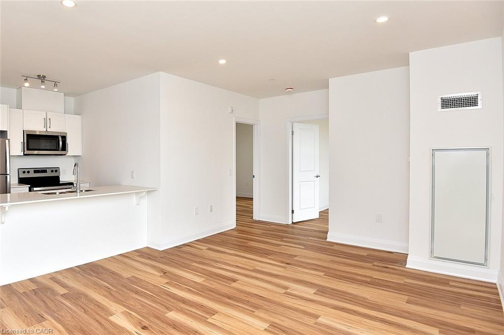 219-1936 Rymal Road E, Hamilton, ON - Indoor Photo Showing Kitchen