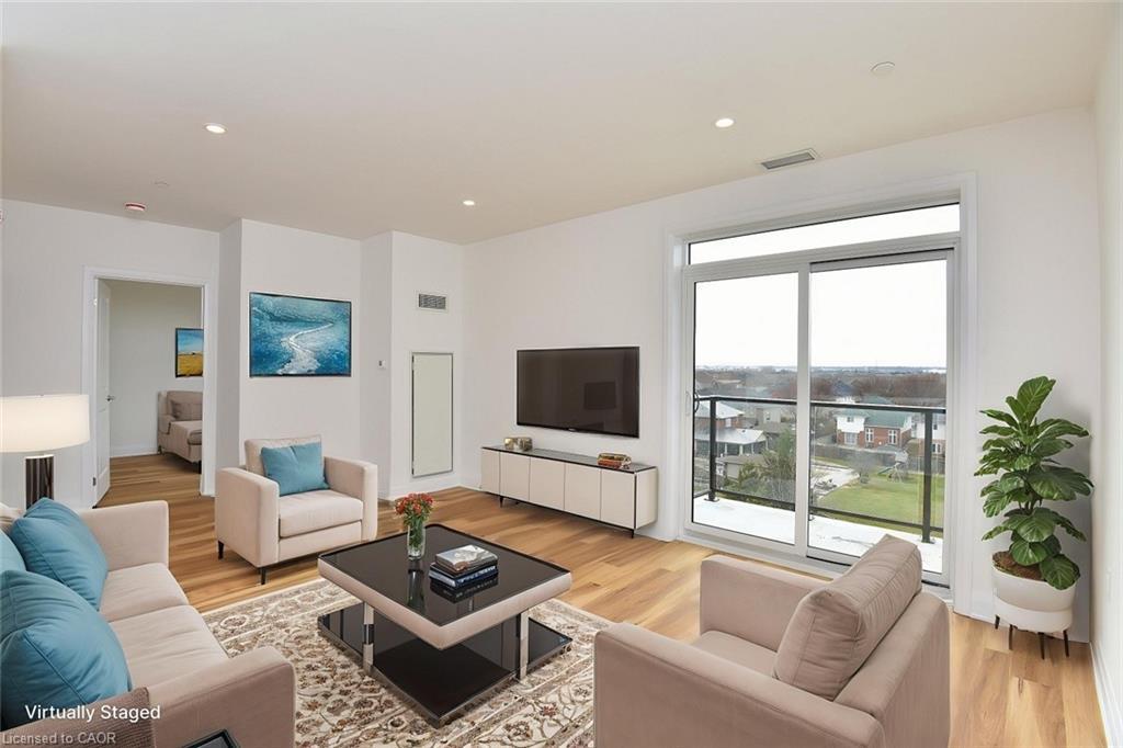 219-1936 Rymal Road E, Hamilton, ON - Indoor Photo Showing Living Room