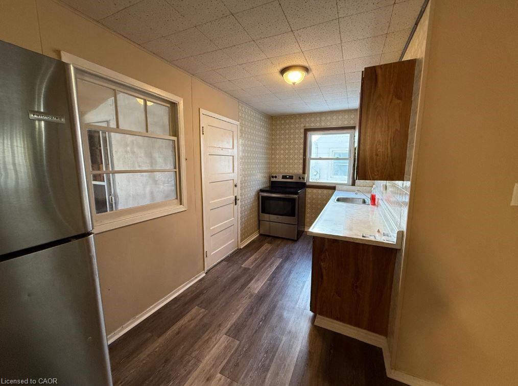 78 Eighth Avenue, Brantford, ON - Indoor Photo Showing Kitchen