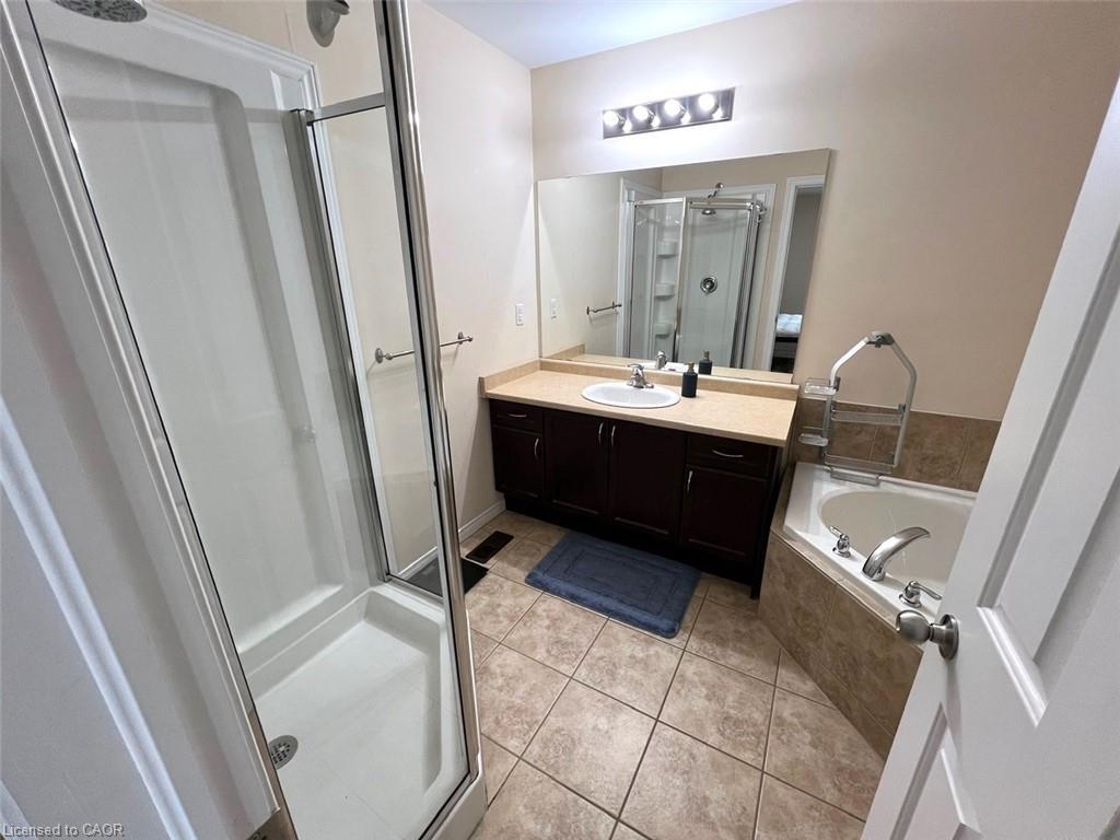 24-370 Stonehenge Drive, Ancaster, ON - Indoor Photo Showing Bathroom