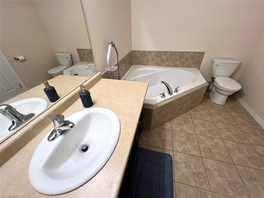 24-370 Stonehenge Drive, Ancaster, ON - Indoor Photo Showing Bathroom