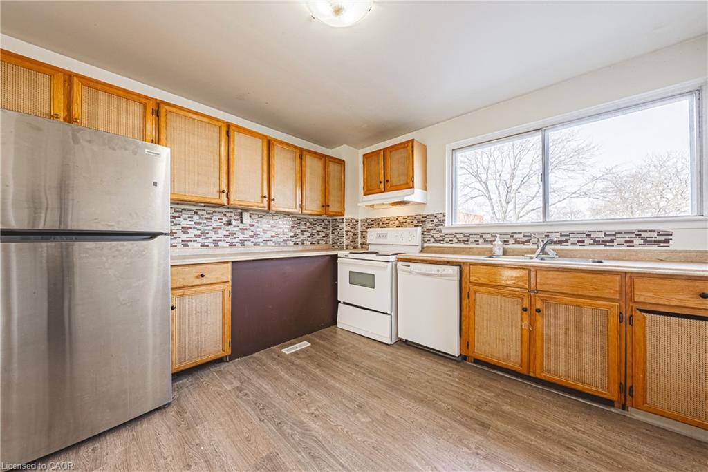 5535 Schueller Crescent, Burlington, ON - Indoor Photo Showing Kitchen With Double Sink
