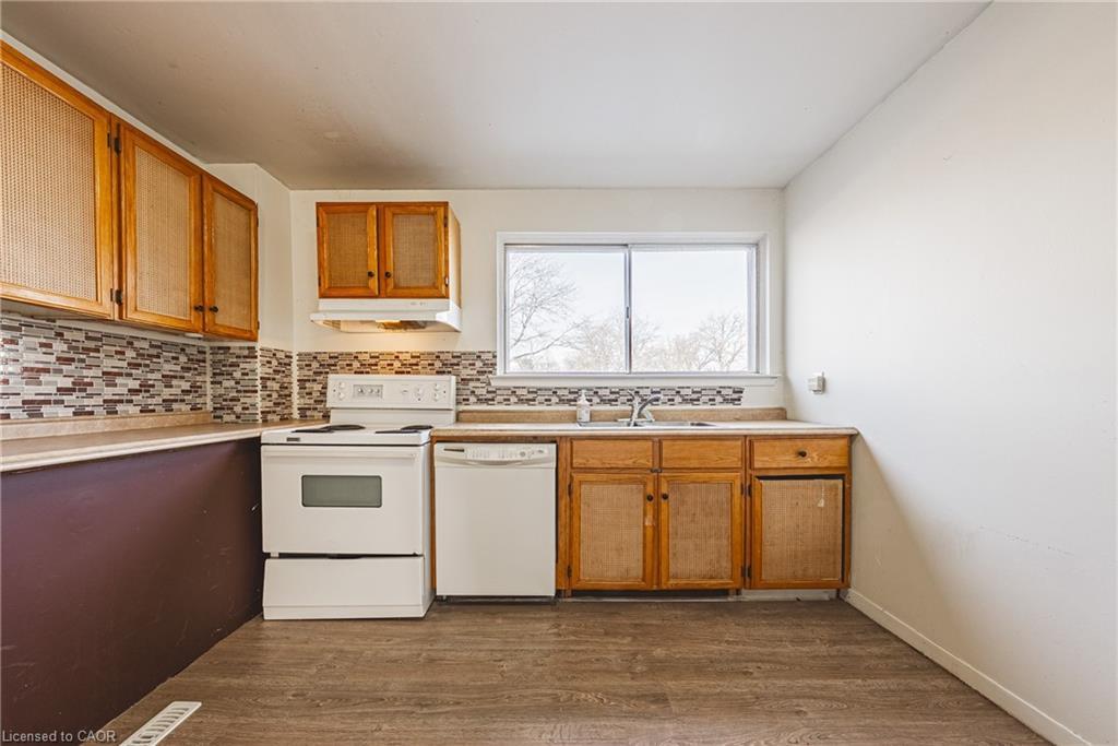 5535 Schueller Crescent, Burlington, ON - Indoor Photo Showing Kitchen With Double Sink