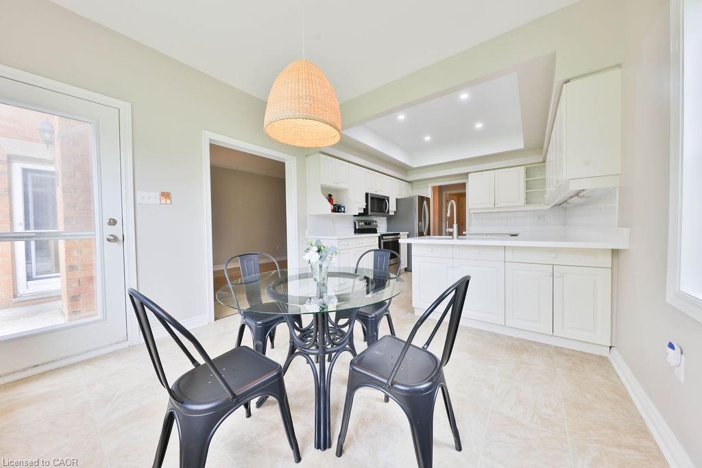 11-4211 Millcroft Park Drive, Burlington, ON - Indoor Photo Showing Dining Room