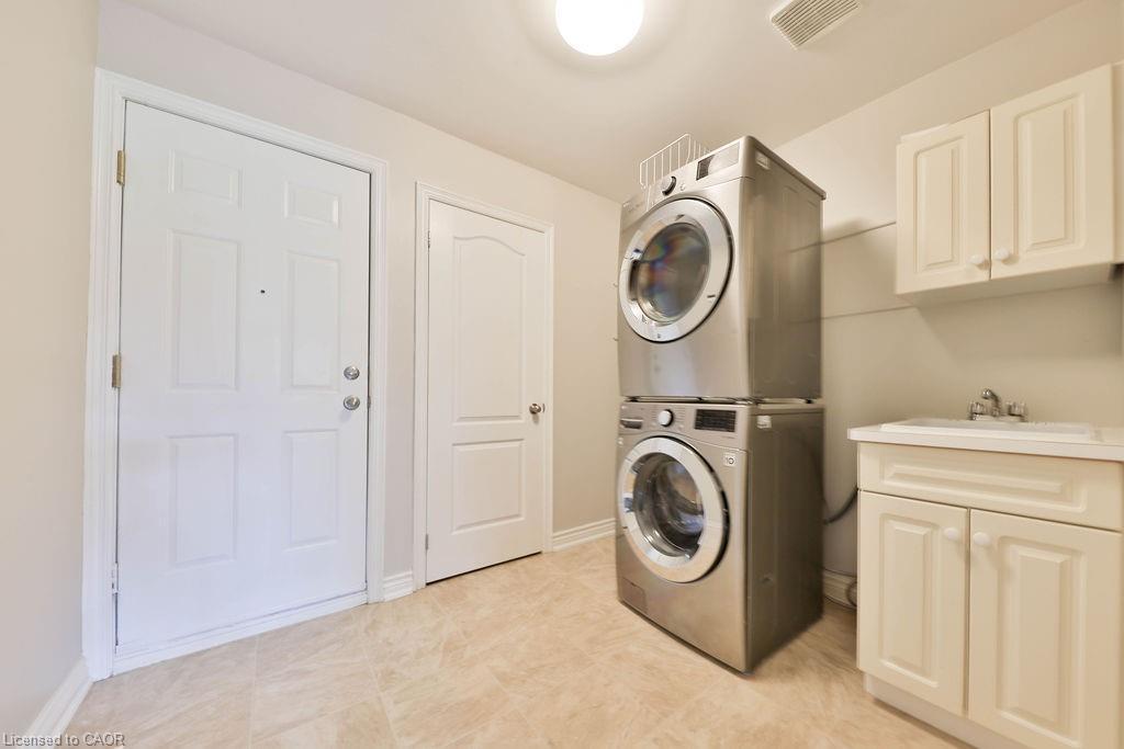 11-4211 Millcroft Park Drive, Burlington, ON - Indoor Photo Showing Laundry Room