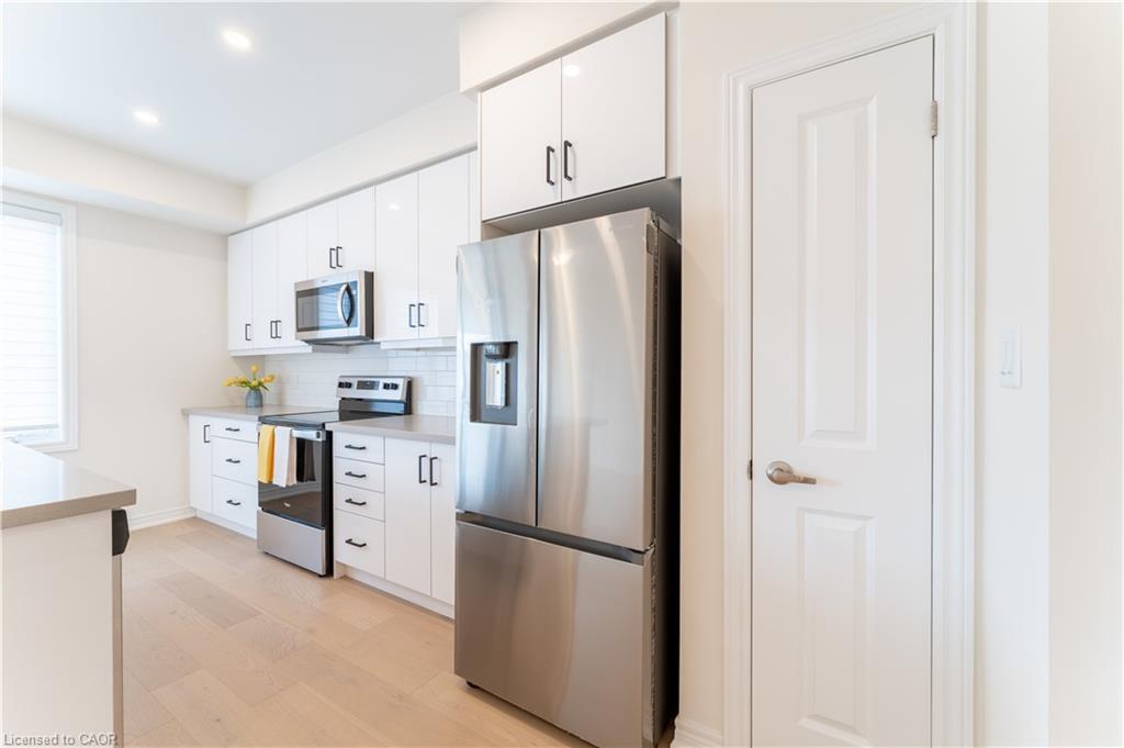 143 Sonoma Lane, Stoney Creek, ON - Indoor Photo Showing Kitchen