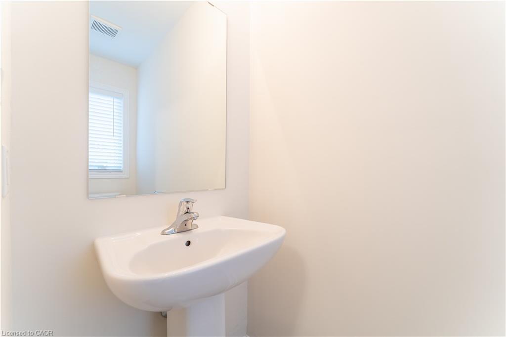 143 Sonoma Lane, Stoney Creek, ON - Indoor Photo Showing Bathroom