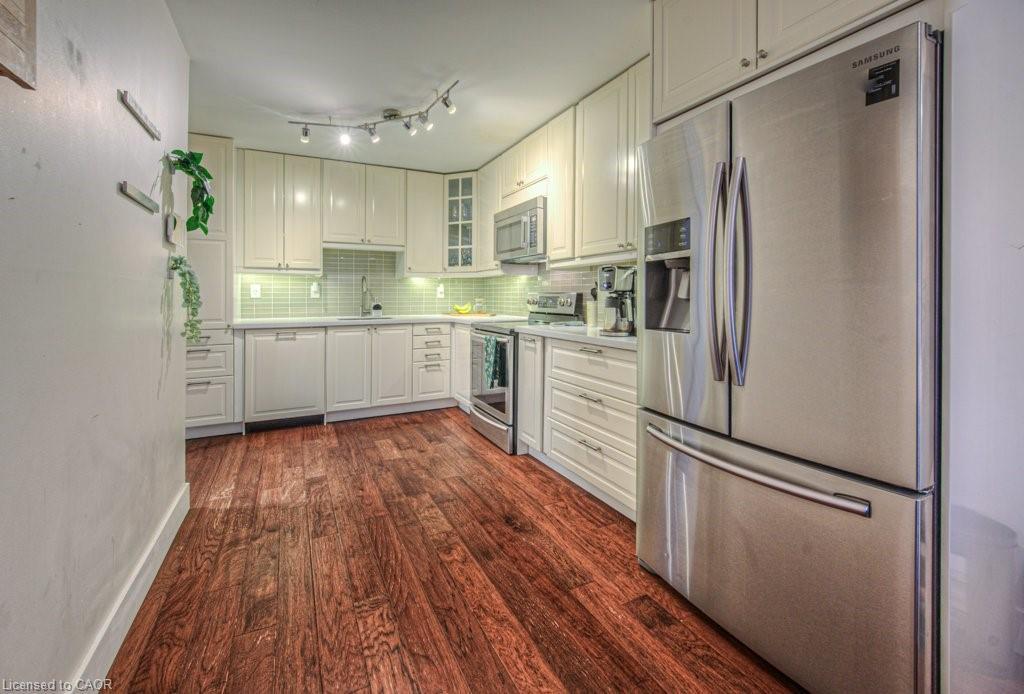 154 St Andrews Drive, Hamilton, ON - Indoor Photo Showing Kitchen With Stainless Steel Kitchen