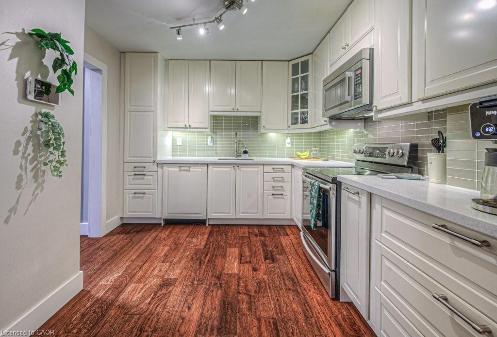 154 St Andrews Drive, Hamilton, ON - Indoor Photo Showing Kitchen With Upgraded Kitchen