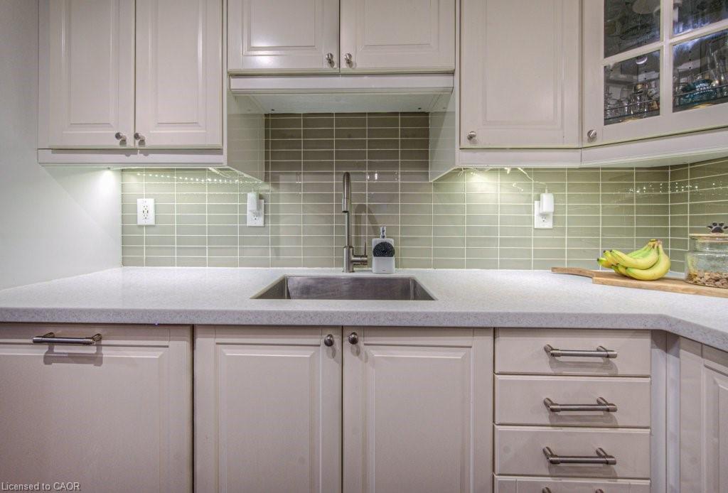 154 St Andrews Drive, Hamilton, ON - Indoor Photo Showing Kitchen
