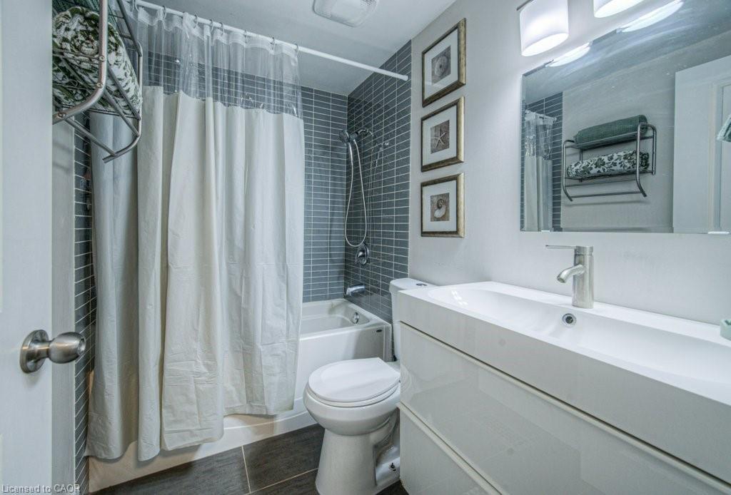 154 St Andrews Drive, Hamilton, ON - Indoor Photo Showing Bathroom