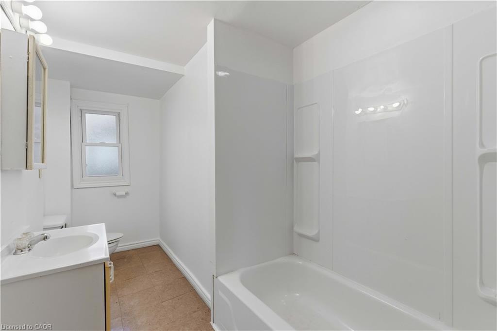 11 Patsy Avenue, Welland, ON - Indoor Photo Showing Bathroom