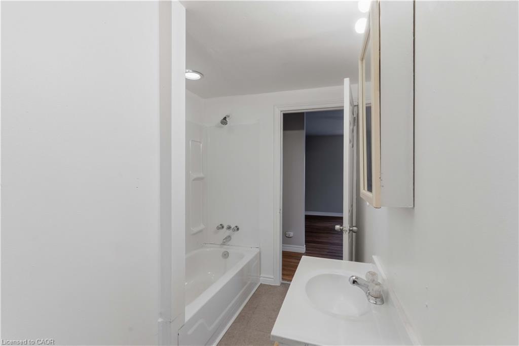 11 Patsy Avenue, Welland, ON - Indoor Photo Showing Bathroom