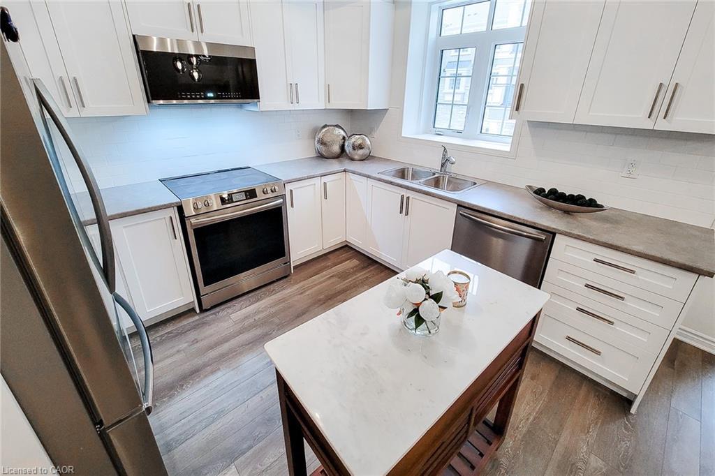 32-305 Garner Road W, Ancaster, ON - Indoor Photo Showing Kitchen With Double Sink With Upgraded Kitchen