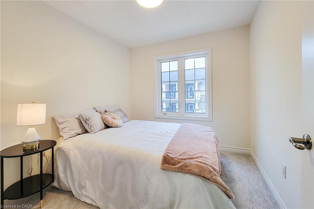 32-305 Garner Road W, Ancaster, ON - Indoor Photo Showing Bedroom