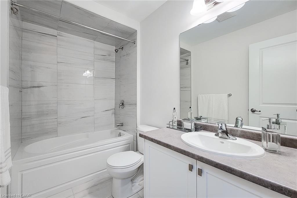 32-305 Garner Road W, Ancaster, ON - Indoor Photo Showing Bathroom