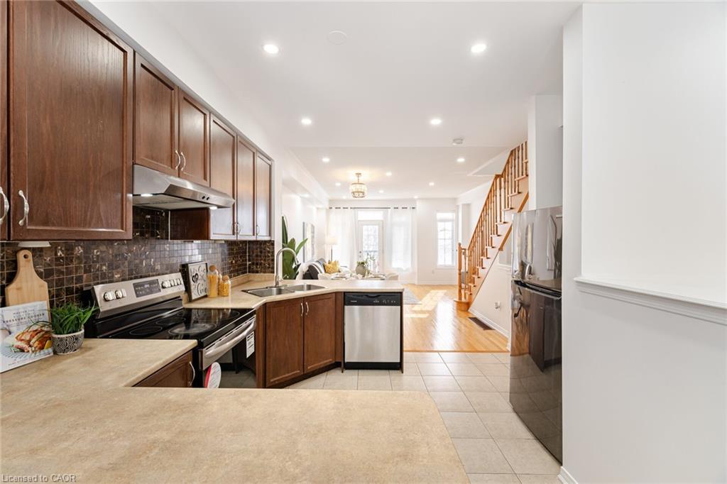 33-7186 Triumph Lane, Mississauga, ON - Indoor Photo Showing Kitchen With Stainless Steel Kitchen With Double Sink With Upgraded Kitchen
