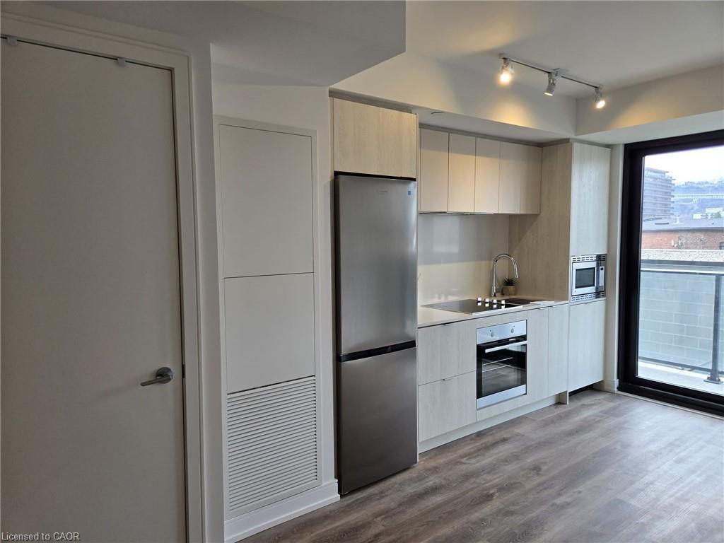 403-1 Jarvis Street, Hamilton, ON - Indoor Photo Showing Kitchen