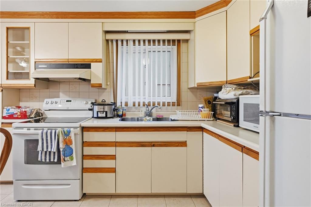 17 Queen Street N, Thorold, ON - Indoor Photo Showing Kitchen With Double Sink