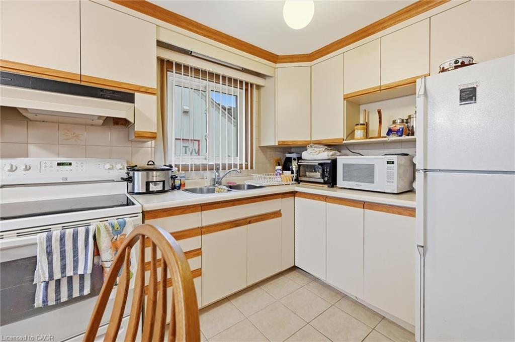 17 Queen Street N, Thorold, ON - Indoor Photo Showing Kitchen With Double Sink
