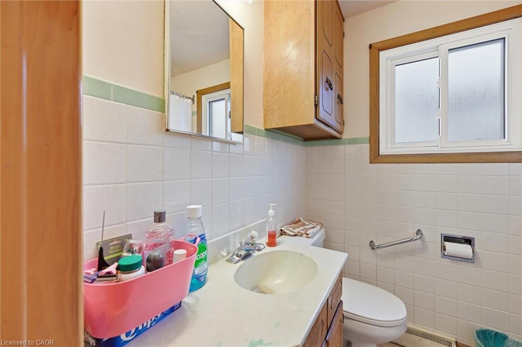 17 Queen Street N, Thorold, ON - Indoor Photo Showing Bathroom