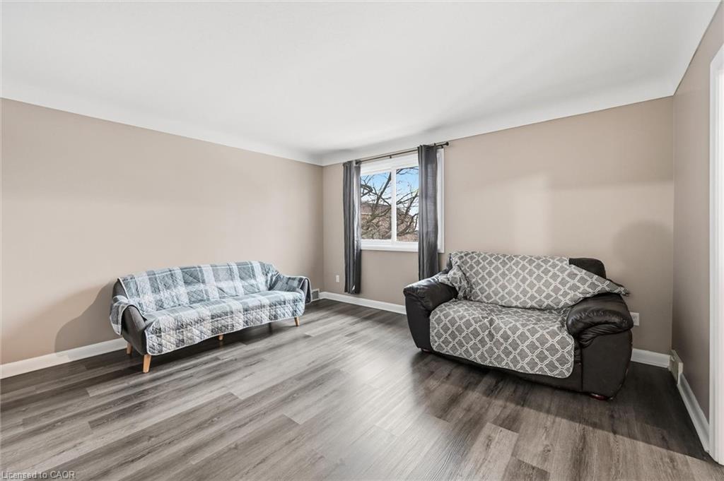 17 Queen Street N, Thorold, ON - Indoor Photo Showing Living Room