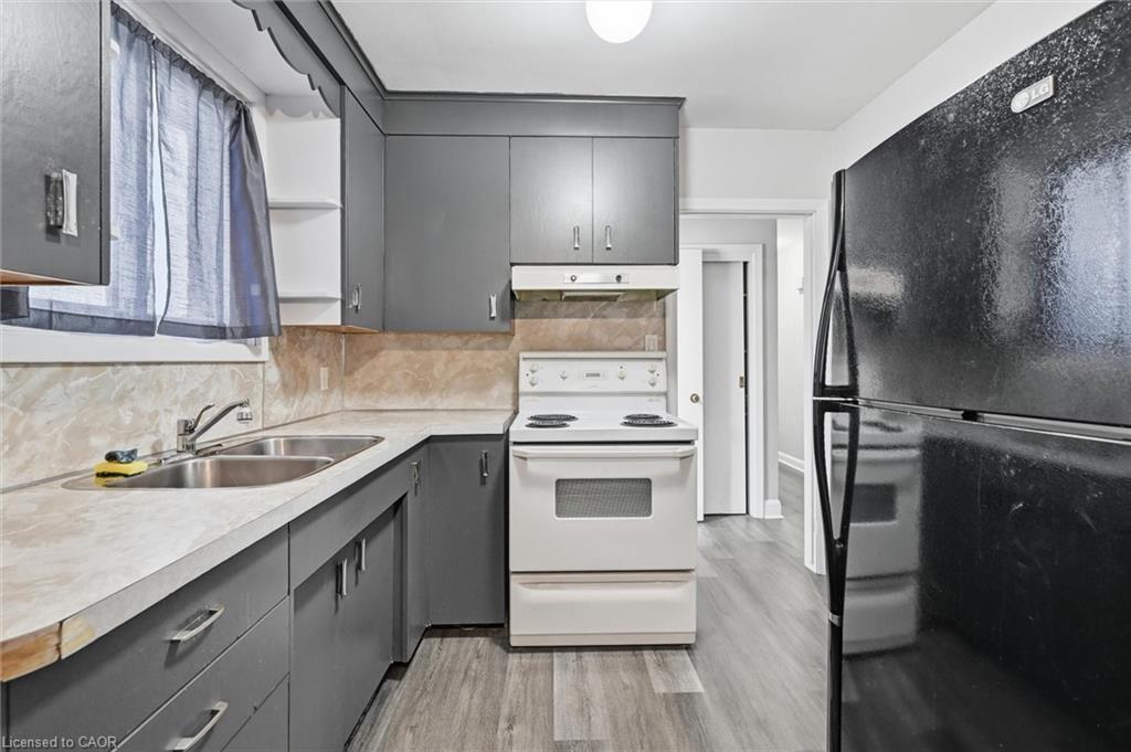 17 Queen Street N, Thorold, ON - Indoor Photo Showing Kitchen With Double Sink